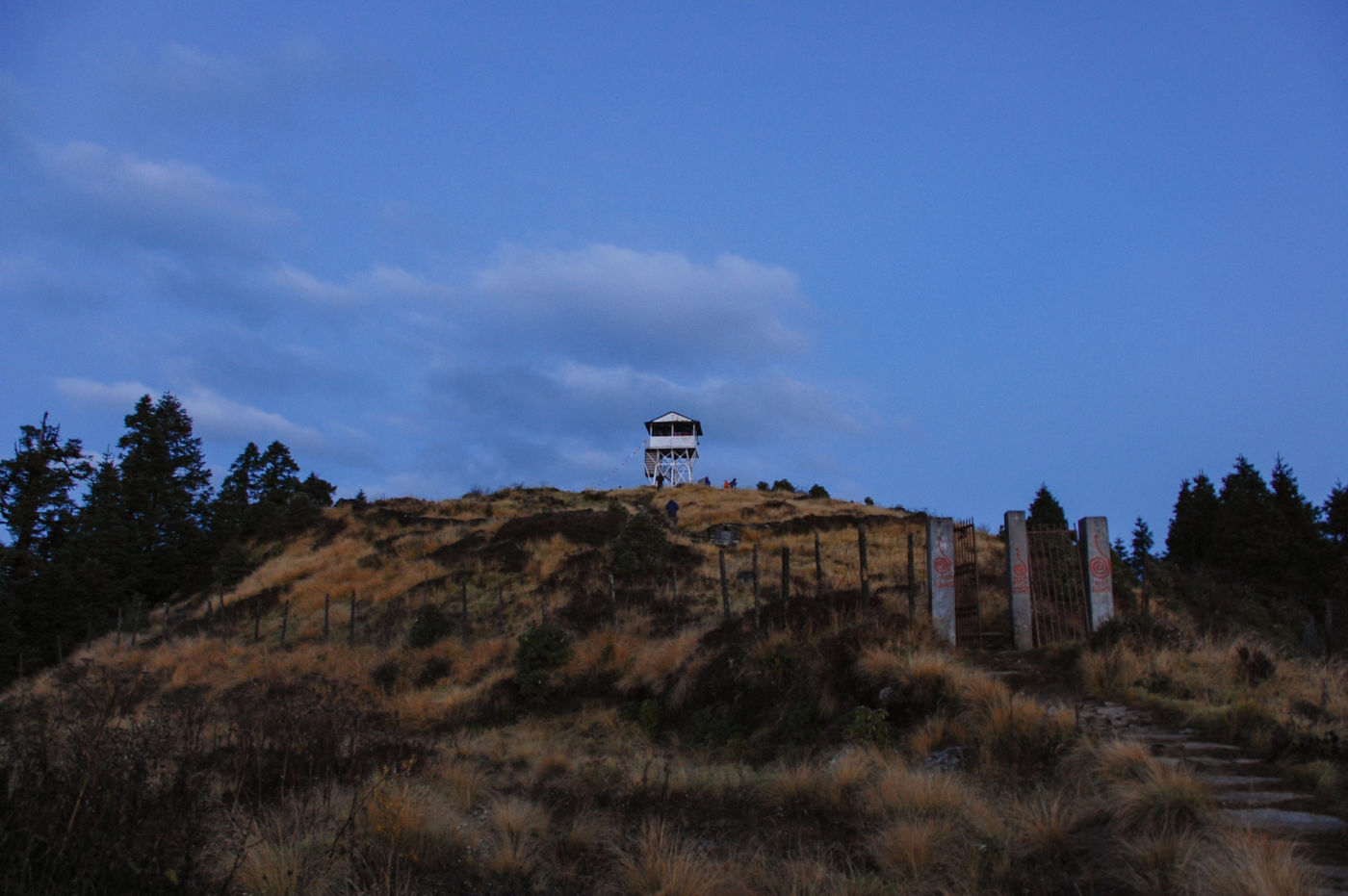 夜明け前のプーンヒル