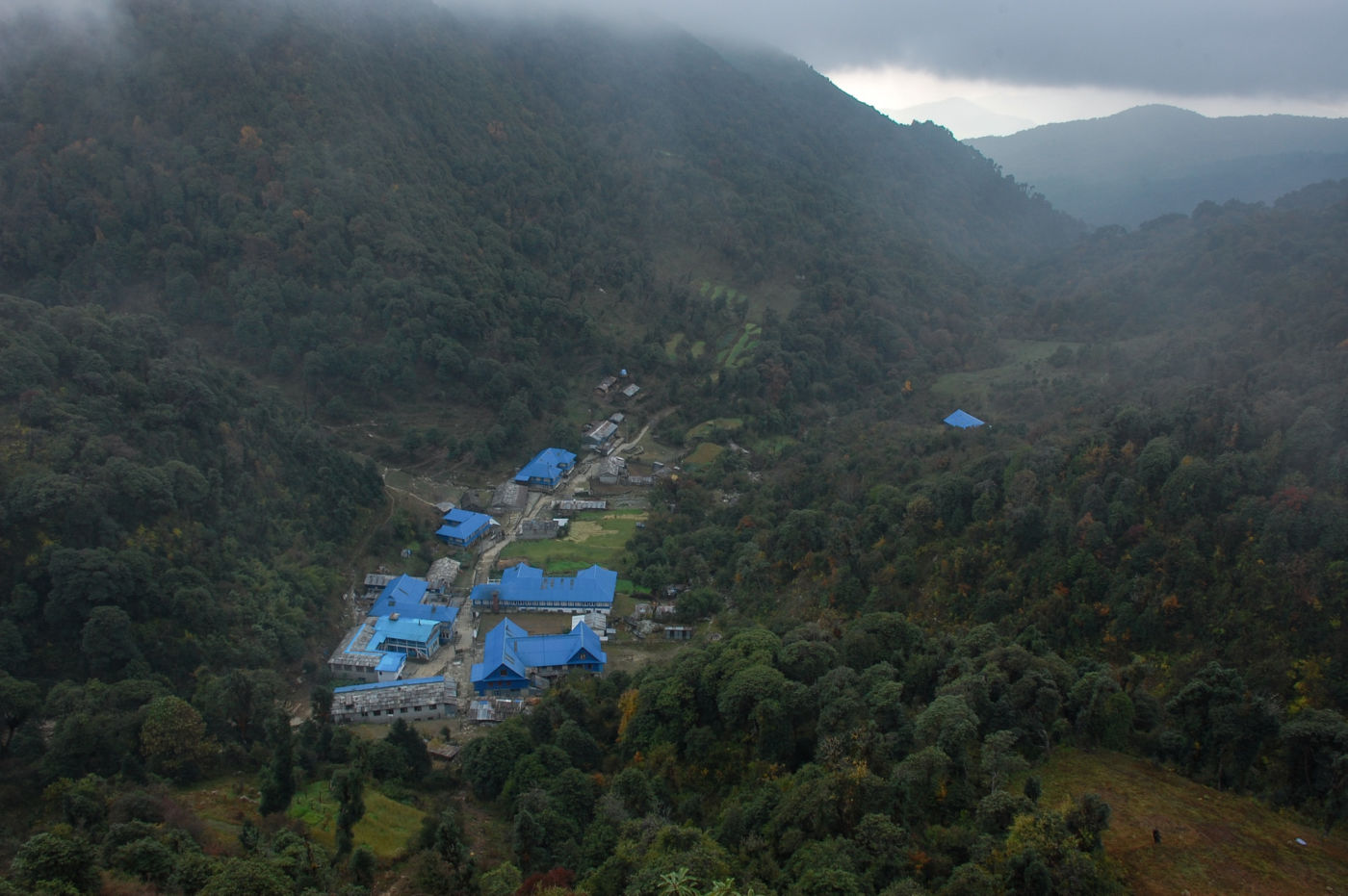 上から見下ろすゴレパニのロッジ