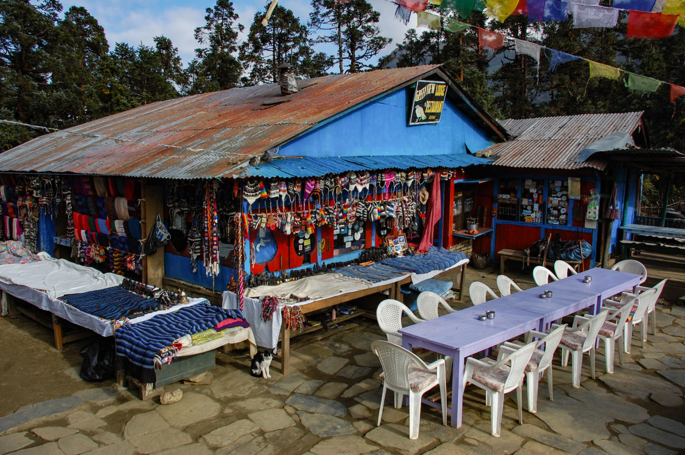 デウラリのロッジと土産物