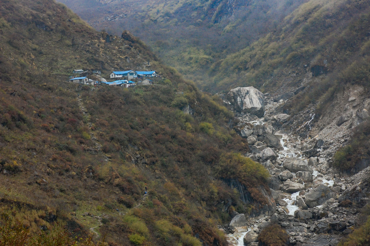 デオラリ 渓谷 ロッジ