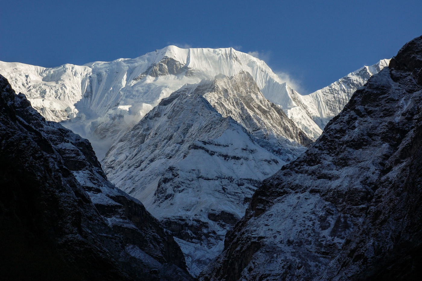 谷間に見えるガンガプルナ