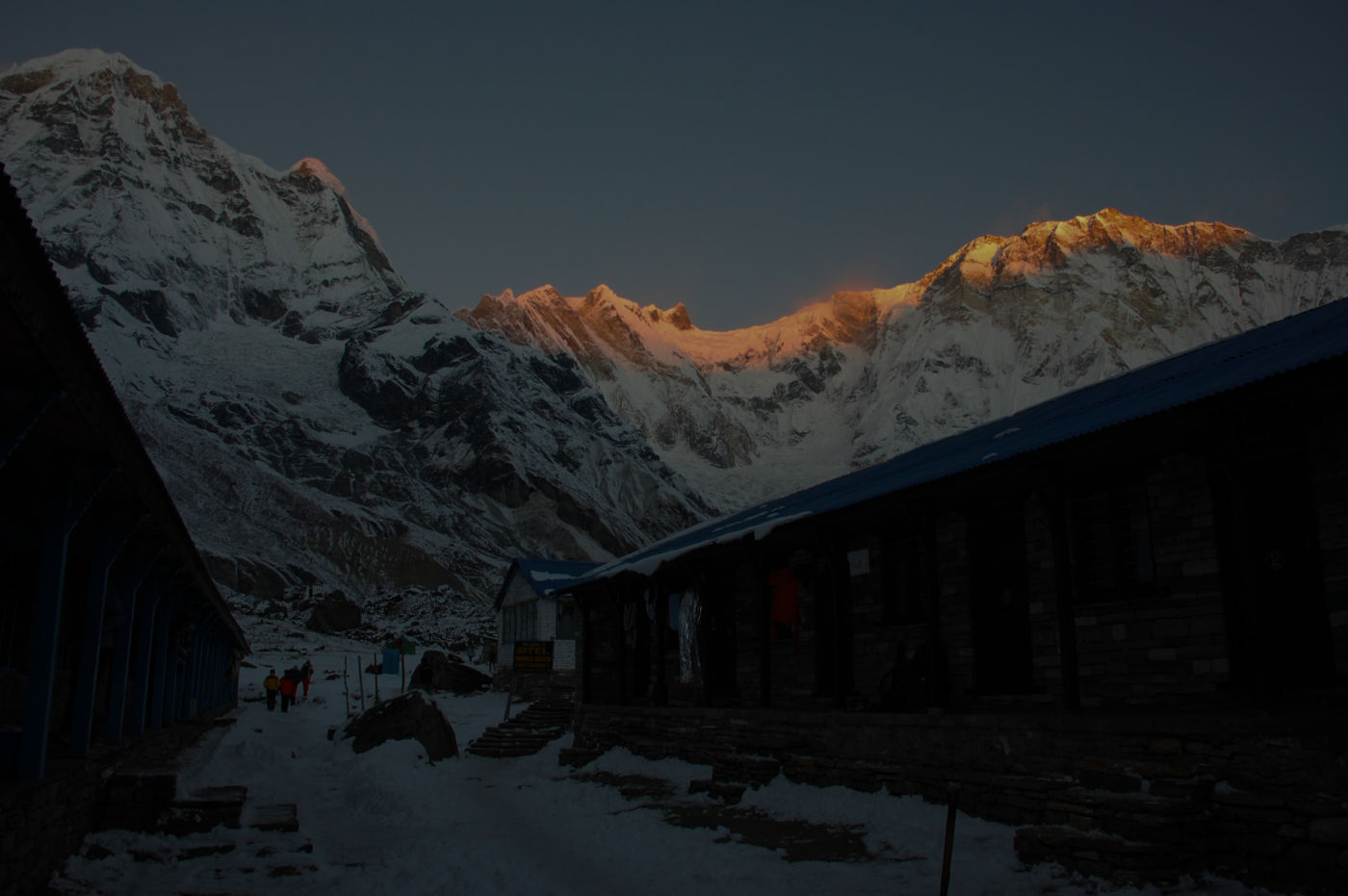 夜明けのベースキャンプとアンナプルナⅠ峰
