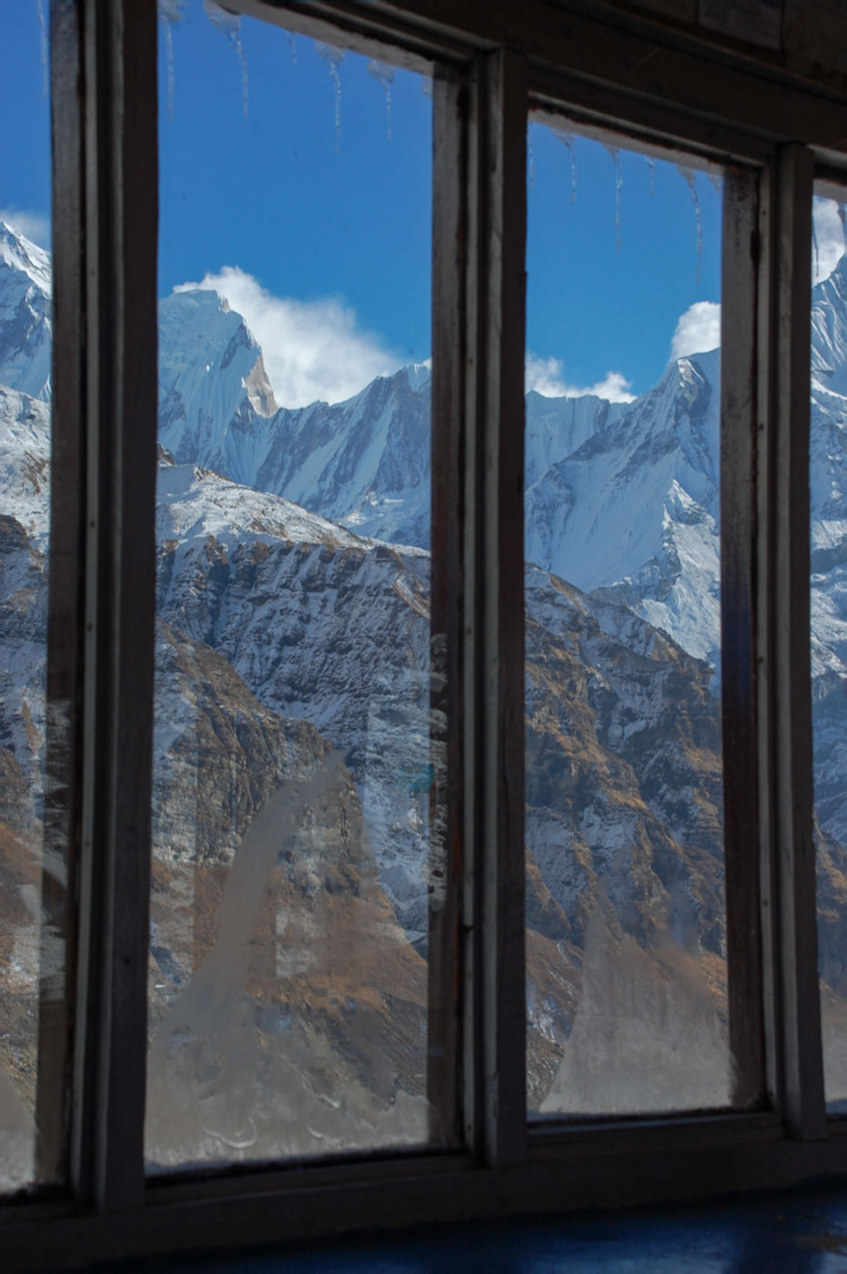 アンナプルナベースキャンプのロッジの窓からの景色