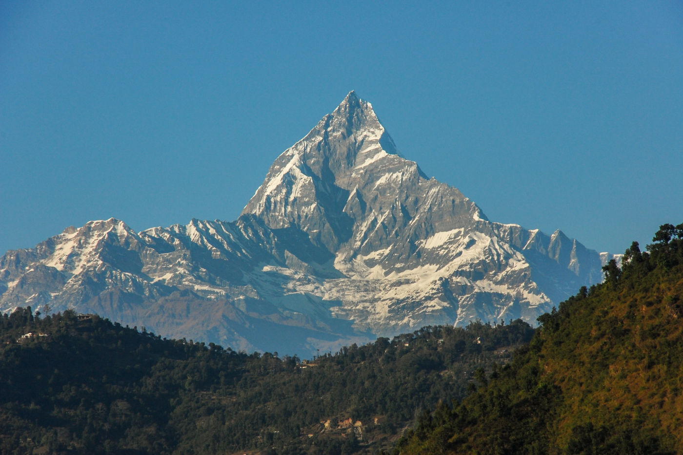 ポカラの町から望むマチャプチャレの南壁