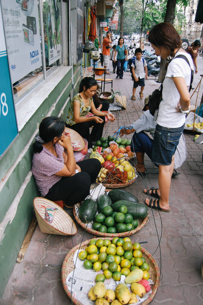 野菜や果物を売る行商の女性
