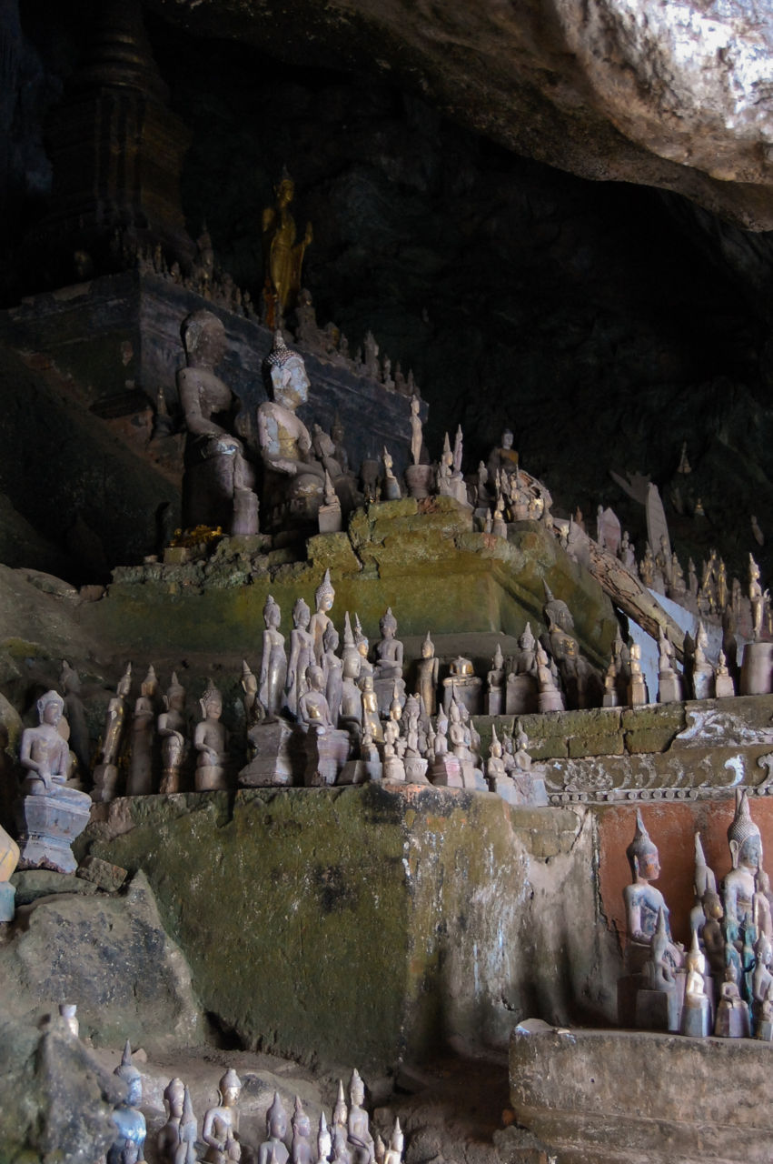パークウー洞窟の仏像