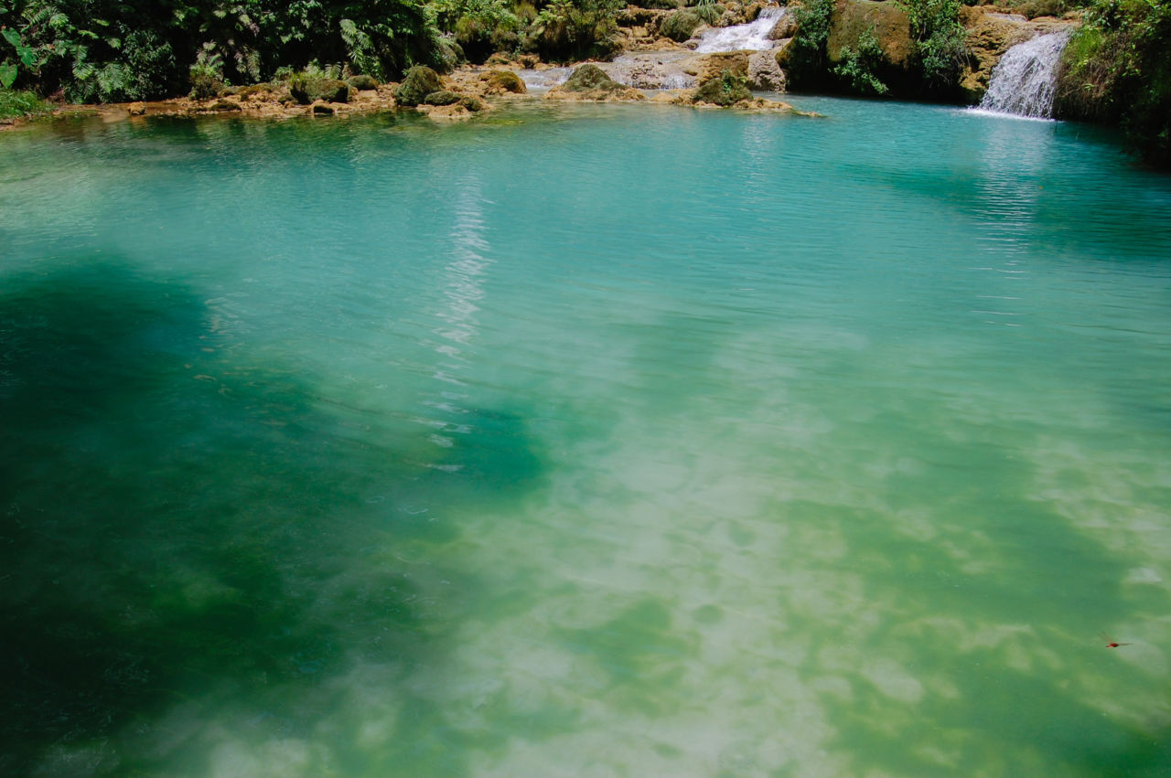 エメラルドグリーン色のクアンシーの池