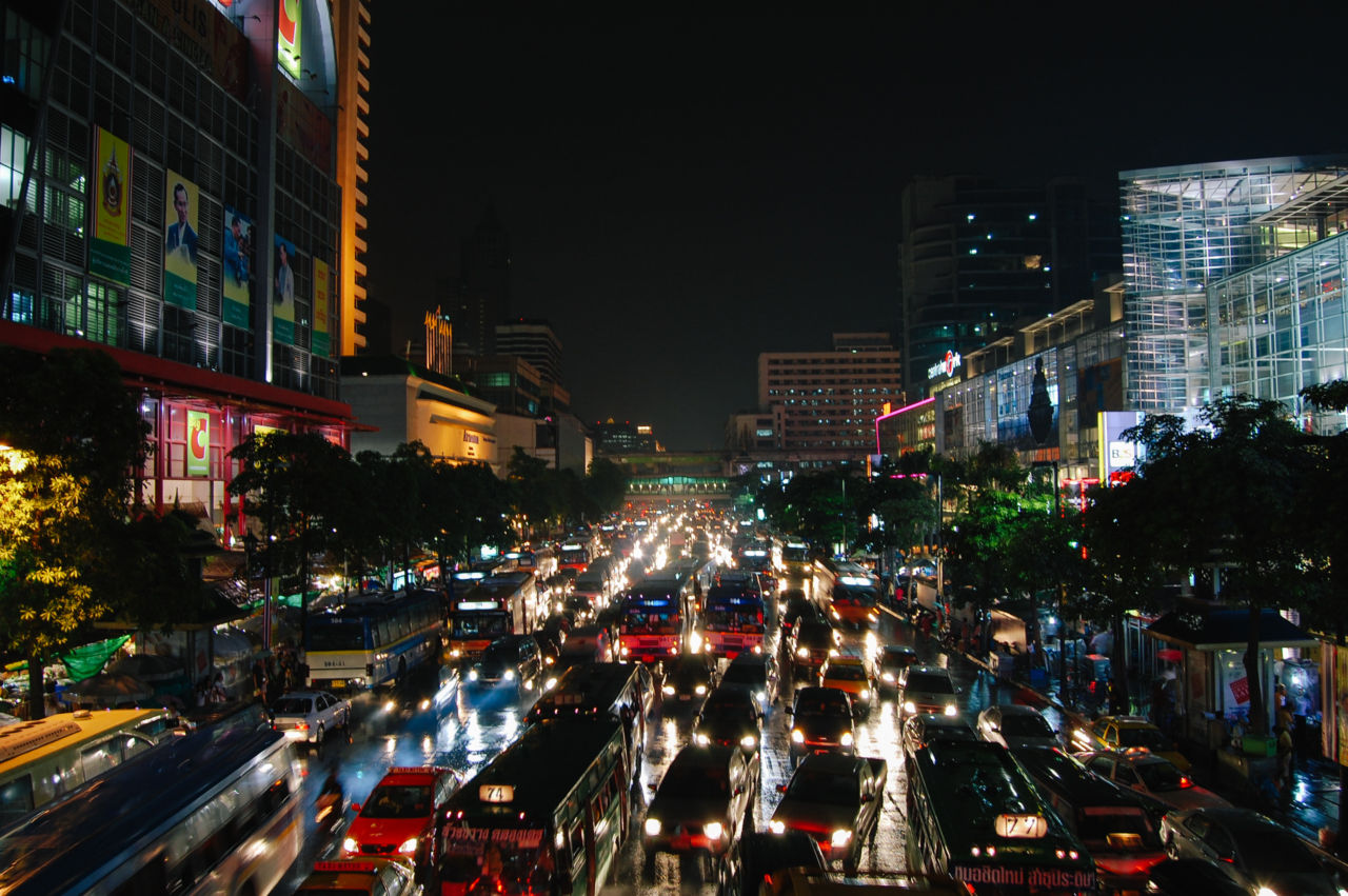 バンコクの夜景 ヘッドライト ハロゲン