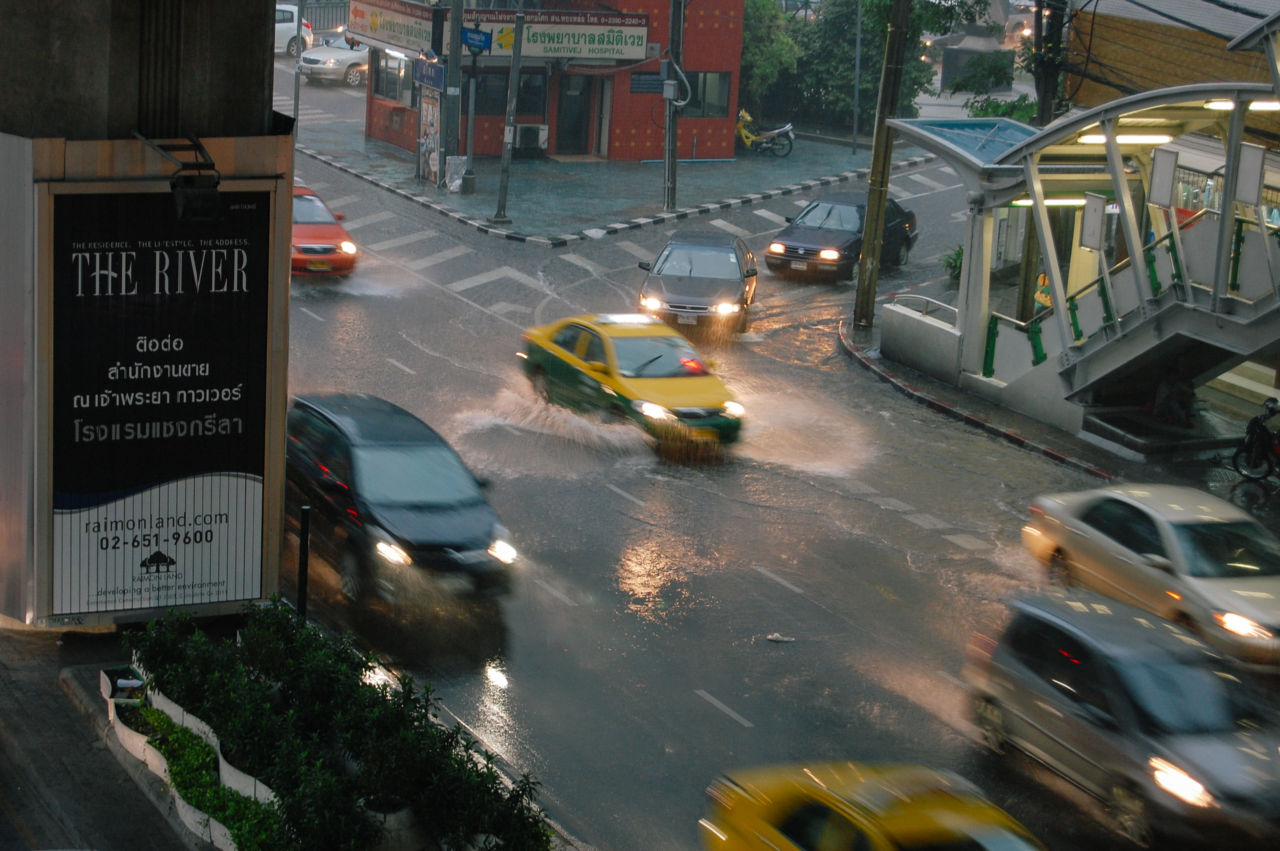 バンコク 道路 雨季 冠水