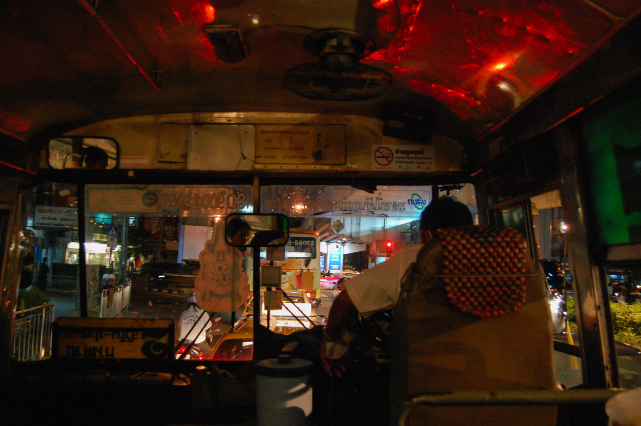 タイのローカルバス 運転席