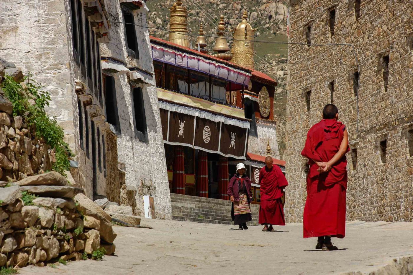 デプン寺境内 チベット仏教徒と僧侶